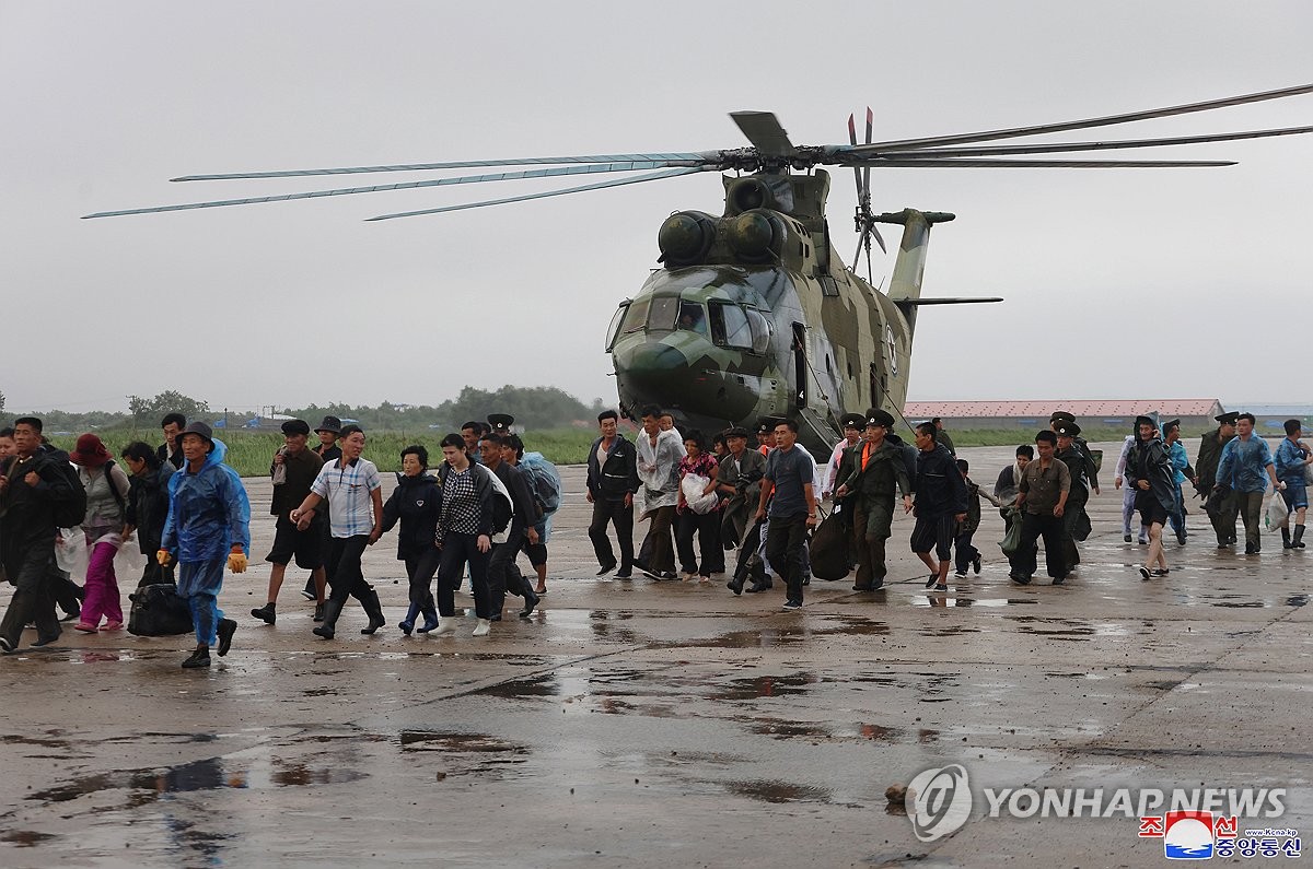 김정은, 물길 가르며 홍수 피해 점검…"5천여명 고립됐다 구조"(종합)