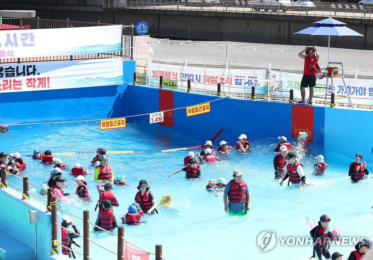 '낮 기온 최대 37도'…대구 신천 물놀이장 오전부터 북적