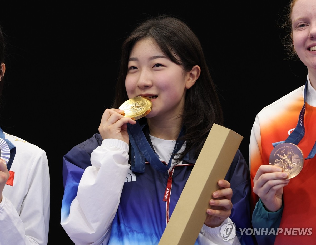 [올림픽] 반효진, 여고생 소총수에서 대회 기록만 두 번 '천재 金 사수'로