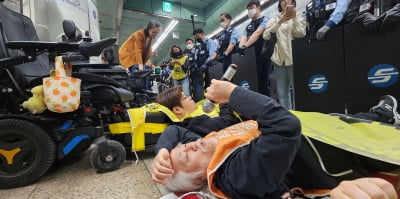 "경찰에 침 뱉었다"…'지하철 시위' 전장연 활동가 연행