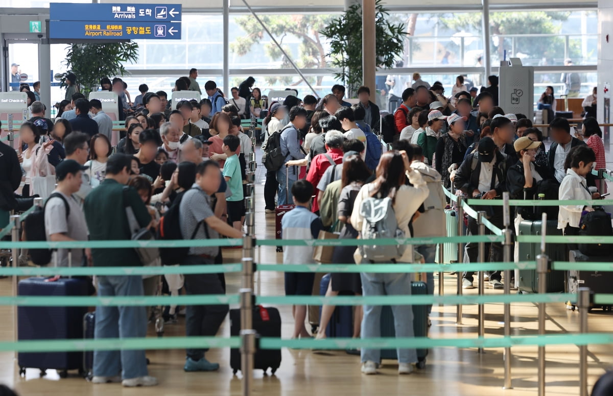 카지노사이트국제공항 제1여객터미널 출국장이 여행객 등으로 붐비고 있다./사진=연합뉴스