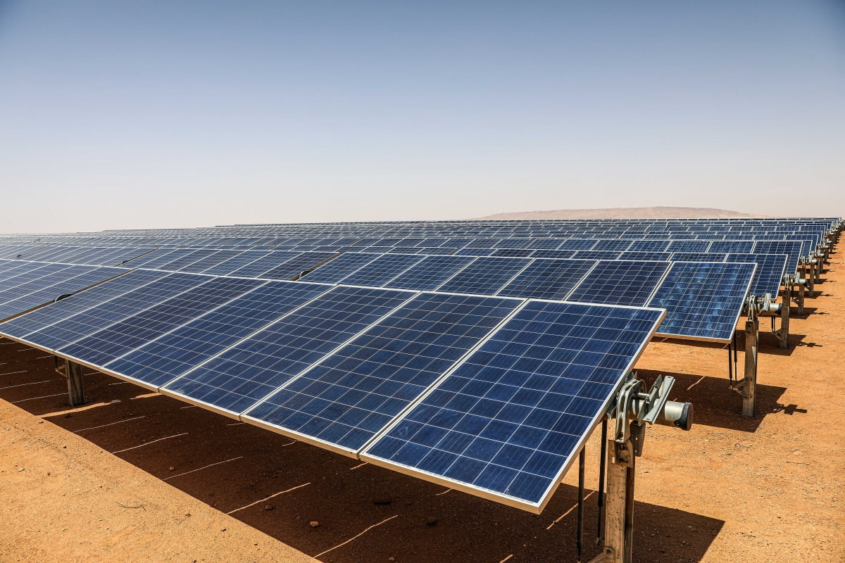 이집트 아스완에 설치된 태양광발전 시설. 사진=XINHUA