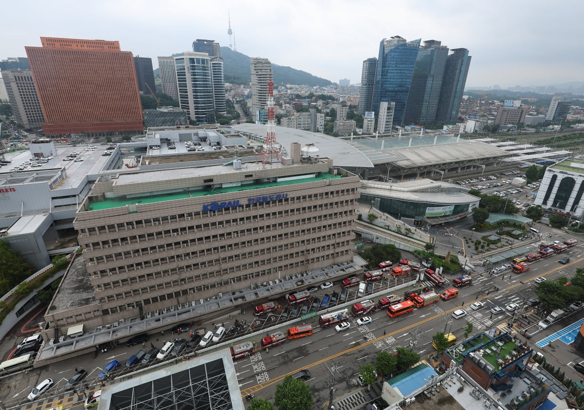 서울 중구 한국철도공사(코레일) 서울본부 주위로 소방차들이 줄지어 서 있다. 사진=연합카지노 파칭코