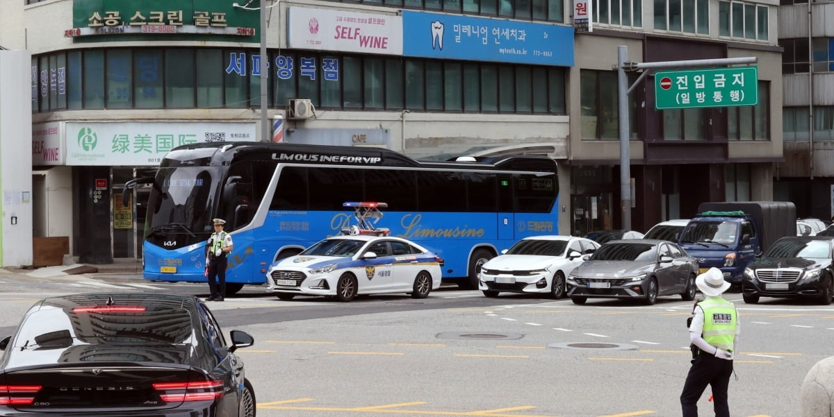  7일 경찰들이 시청역 인근 역주행 사고 현장에서 역주행 예방을 하고 있다. 사진=연합뉴스