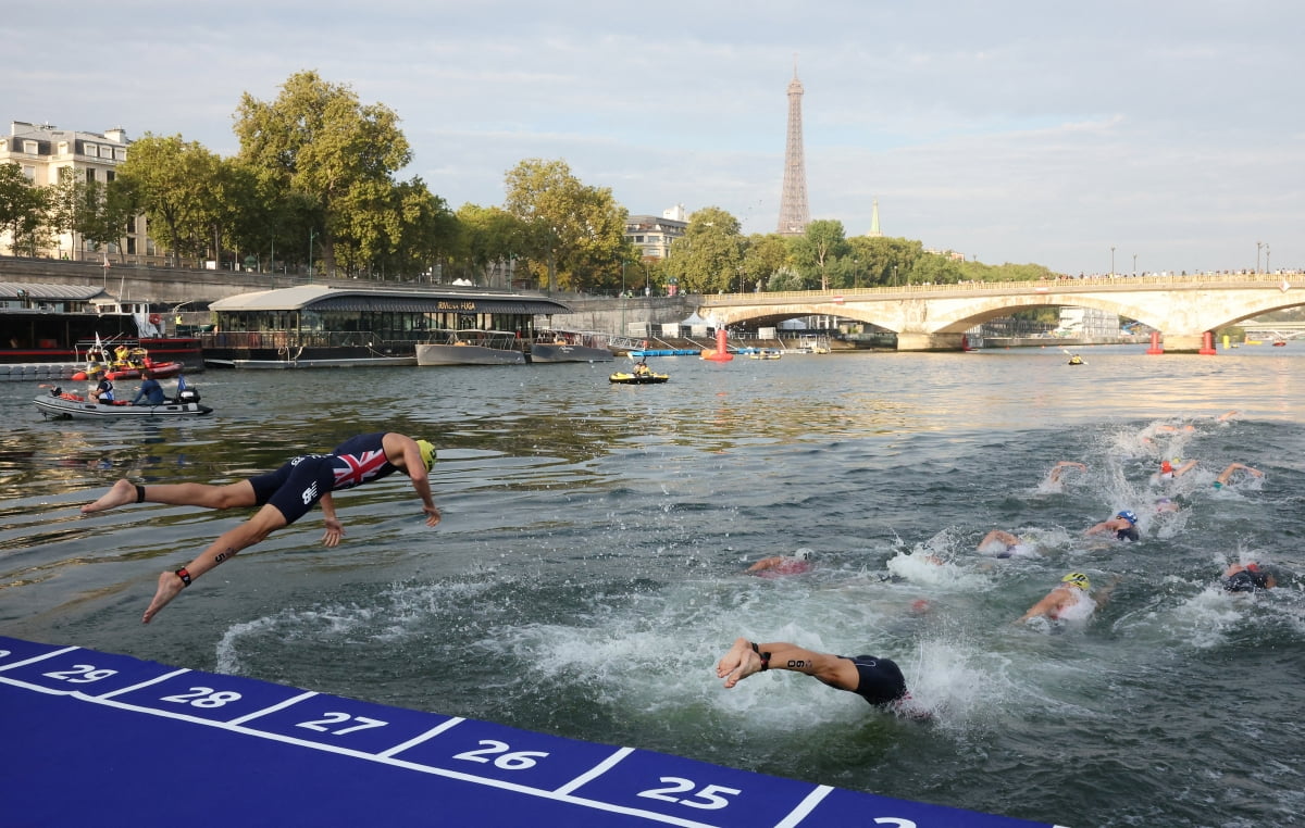 작년 8월 프랑스 파리의 센강에서 트라이애슬론 경기가 열렸다./사진=REUTERS