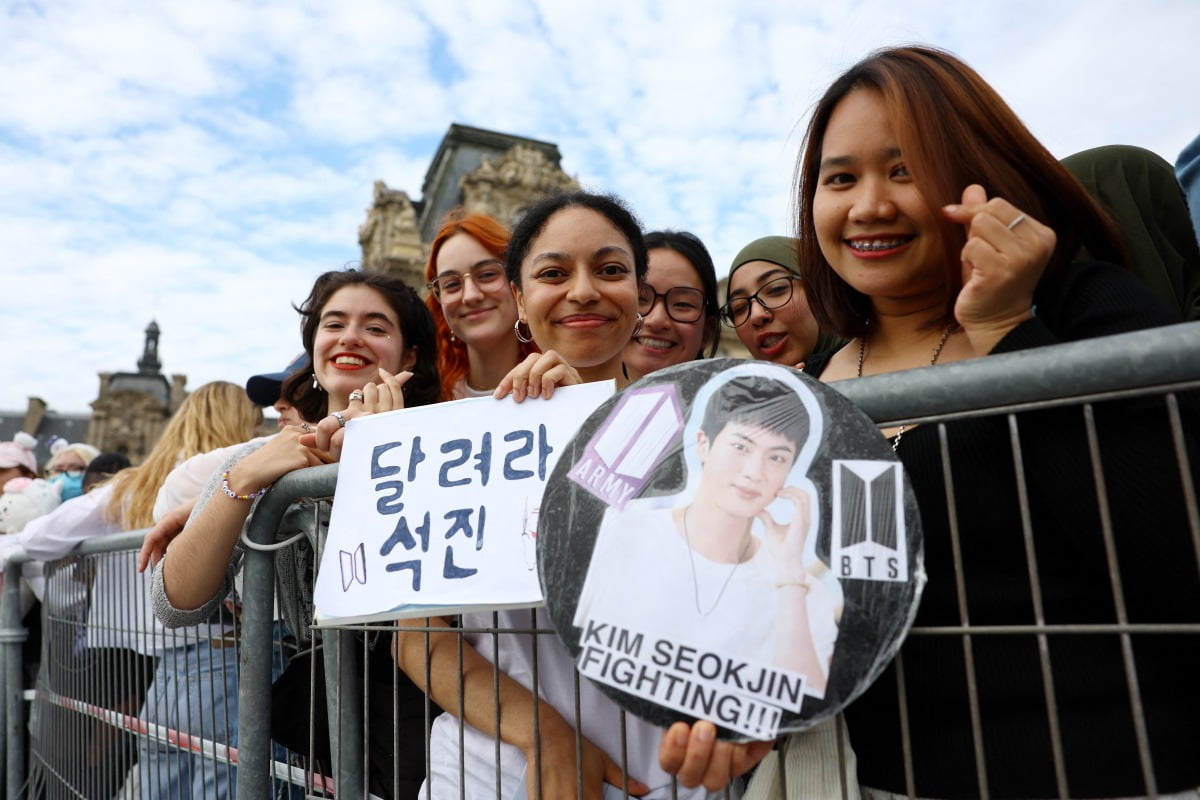 그룹 방탄소년단 진의 성화 봉송을 보기 위해 프랑스 파리에 모인 팬들  /사진=REUTERS