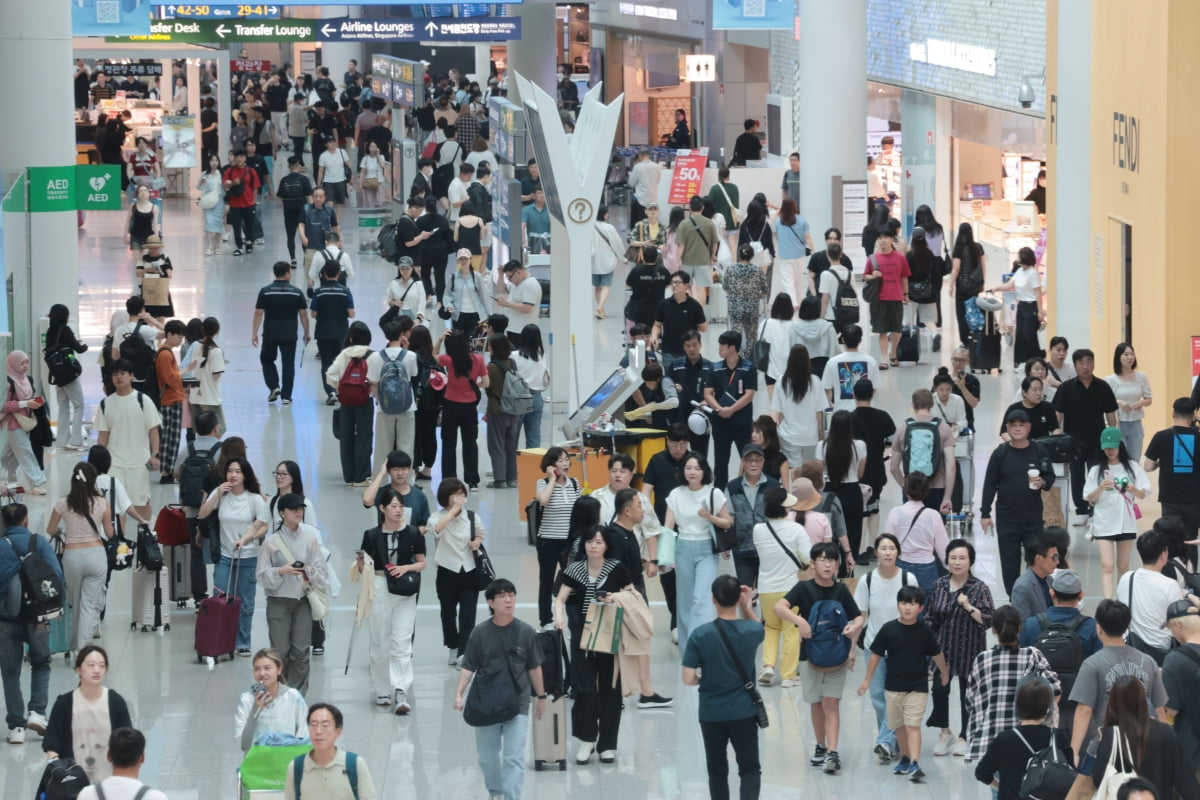 인천국제공항 제1여객터미널 출국장 내 면세구역이 여름 휴가철을 맞아 해외로 출국하려는 여행객들로 북적이고 있다. 사진=연합뉴스