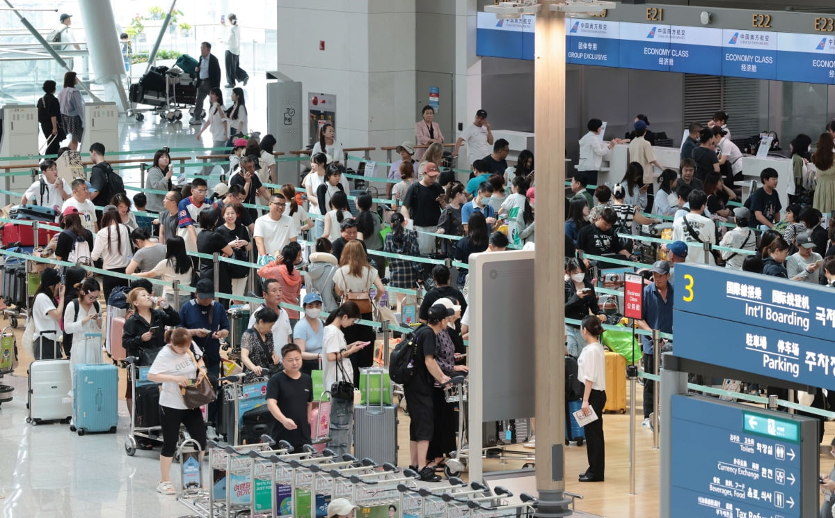 지난 16일 인천국제공항 제1여객터미널 출국장에서 여름 휴가철을 맞아 해외로 출국하려는 여행객들이 탑승수속을 위해 기다리고 있다.  /사진=연합뉴스