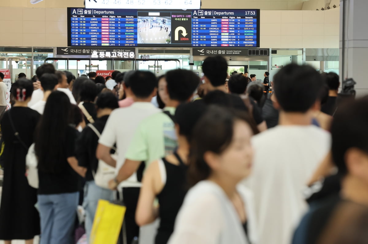 19일 오후 제주국제공항 출발층 이스타항공 발권카운터가 발권을 기다리는 승객들로 크게 붐비고 있다. 사진=연합뉴스