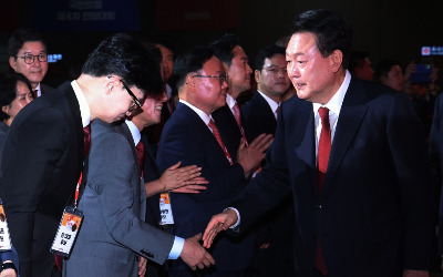 尹대통령 "고생 많았다"…한동훈 신임 카지노 가입머니 당선 축하