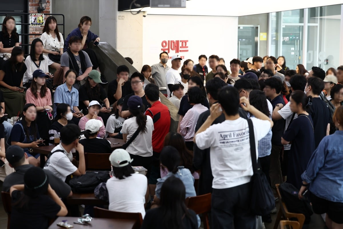  25일 오전 서울 강남구 위메프 본사에서 정산 지연 사태와 관련 고객들이 환불 차례를 기다리고 있다.  사진=연합뉴스