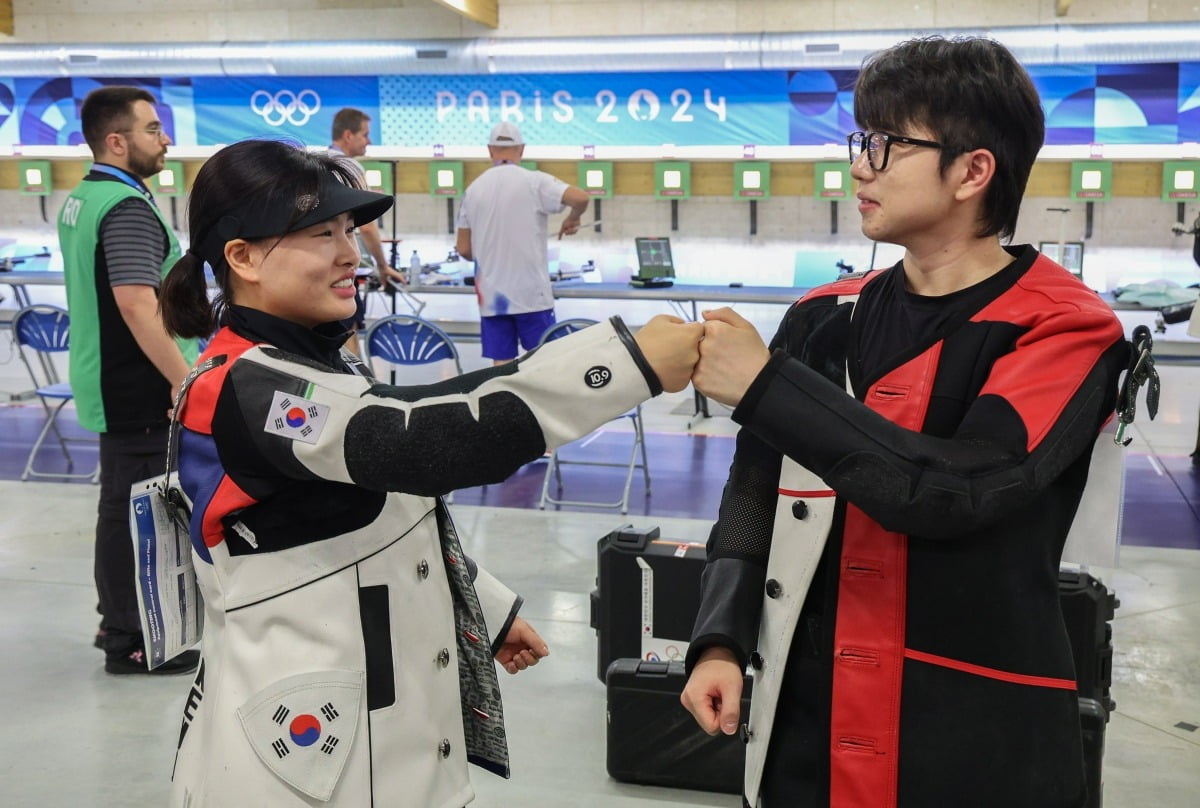 27일(현지시간) 프랑스 샤토루 슈팅 센터에서 열린 2024 파리올림픽 사격 공기소총 10m 혼성 본선에 출전한 박하준과 금지현이 금메달 결정전 진출을 확정 지은 후 기뻐하고 있다. /사진=연합뉴스