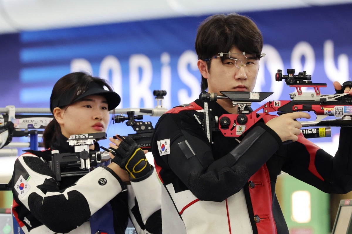  27일(현지시간) 프랑스 샤토루 슈팅 센터에서 열린 2024 파리올림픽 사격 공기소총 10m 혼성 본선에서 금지현(왼쪽)과 박하준이 과녁을 조준하기 전 숨을 고르고 있다. 사진=연합뉴스