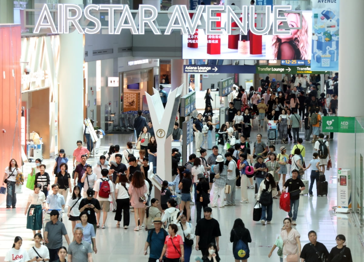 본격적인 휴가철을 맞은 28일 인천국제공항 제1터미널 면세구역이 해외로 출국하는 여행객과 외국인들로 북적이고 있다. / 사진=연합뉴스