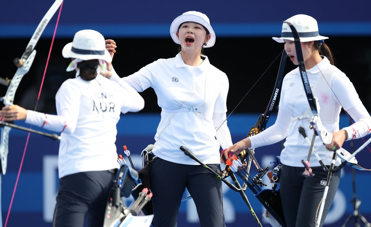 올림픽 10연패를 달성한 한국 여자 양궁대표팀 전훈영이 28일(현지시간) 프랑스 파리 레쟁발리드 양궁 경기장에서 열린 2024 파리올림픽 양궁 여자단체 결승전에서 10점을 맞춘 뒤 임시현, 남수현과 환호하고 있다. 사진=연합뉴스