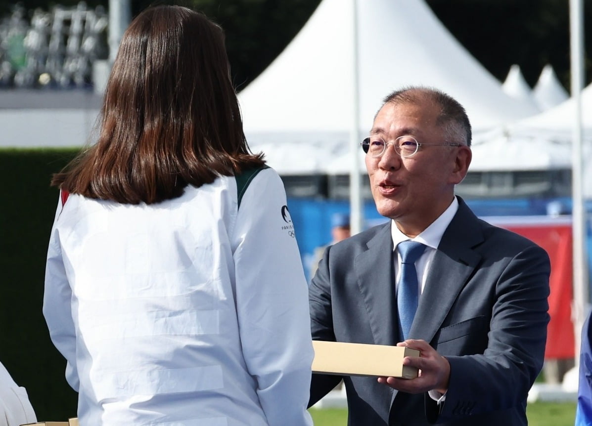 정의선 현대차 회장이 28일(현지시간) 프랑스 파리 레쟁발리드에 꽁 머니 카지노 경기장에서 열린 2024 파리올림픽 꽁 머니 카지노 여자단체전 시상식에서 시상을 하고 있다. 정 회장은 아시아 꽁 머니 카지노연맹 회장 자격으로 시상식에 참석했다. 사진=연합뉴스