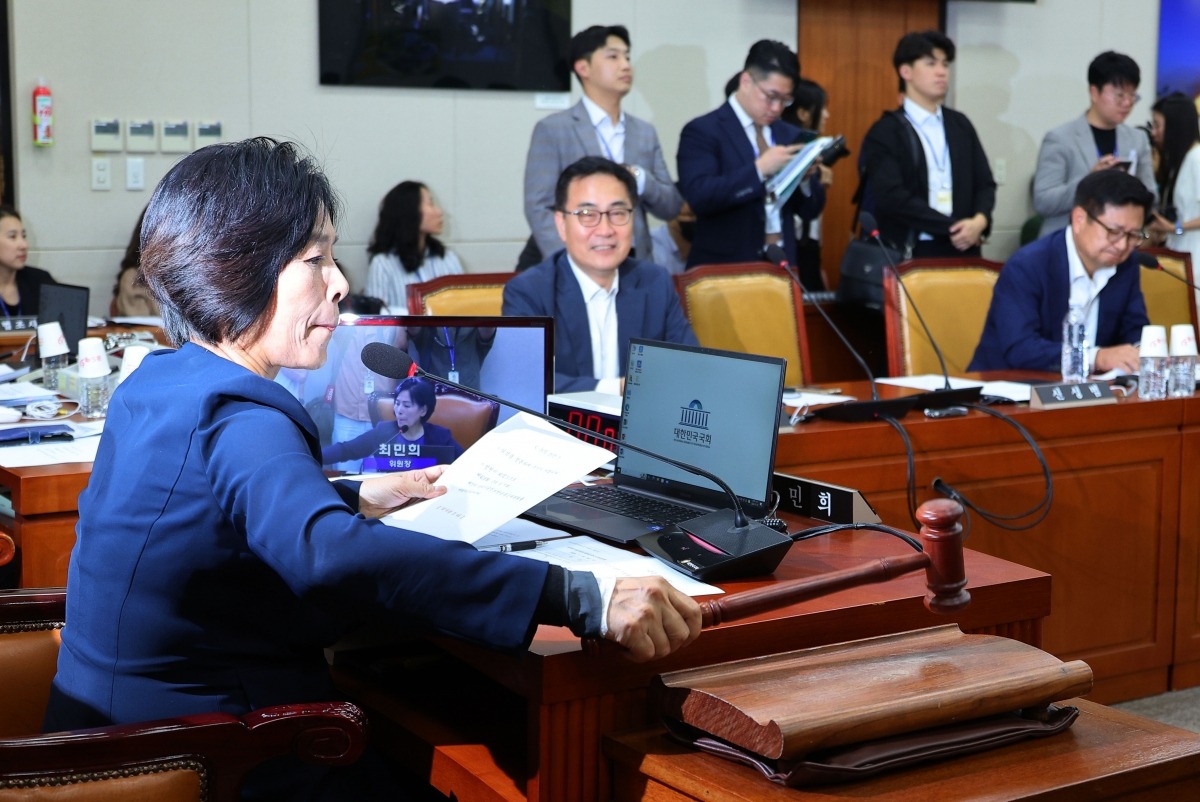 29일 오후 서울 국회에서 열린 과학기술정보방송통신위원회 전체회의에서 최민희 위원장이 의사봉을 두드리고 있다. 연합뉴스