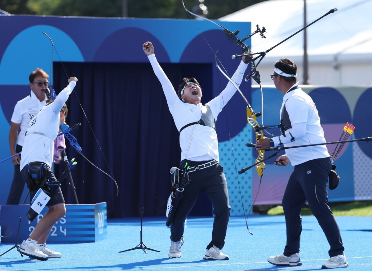 김우진(오른쪽부터), 이우석, 김제덕이 29일(현지시간) 프랑스 파리 레쟁발리드 양궁 경기장에서 열린 2024 파리올림픽 양궁 남자 단체 결승 한국과 프랑스의 경기에서 승리한 뒤 환호하고 있다. 사진=연합뉴스