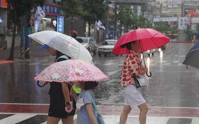 중부지방 강하고 많은 비…남부·제주 '찜통더위'