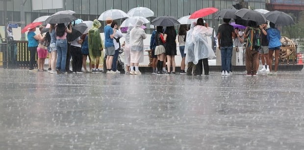 한쪽은 '물폭탄' 한쪽은 '폭염' 극과극…올해 장마 왜 이러나