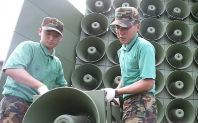 군, 北오물풍선 살포에 "모든 전선에서 대북 확성기 전면 시행"