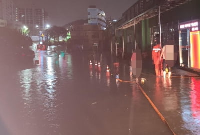 한밤에 내린 부산 '기습 폭우'…예보 못 한 기상청