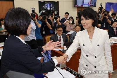 최민희 과방위원장. 이진숙 귀에 대고 "나와 싸우려 하면 안 돼"