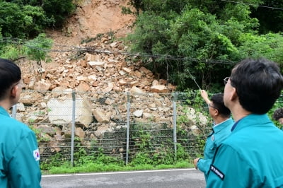 안산 대부도 도로 옆 법면 호우로 붕괴…주변 도로 6곳 통제중