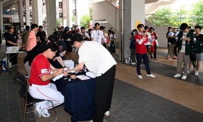 추신수, 은퇴 기념 원정 사인회 시작…수원서 50명에게 사인