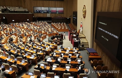 '필리버스터 종결' 방통위법 본회의 통과…野 강행에 與 퇴장