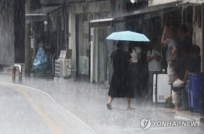 [내일날씨] 곳곳 천둥·번개 동반 강한 소나기…체감 35도 '폭염'