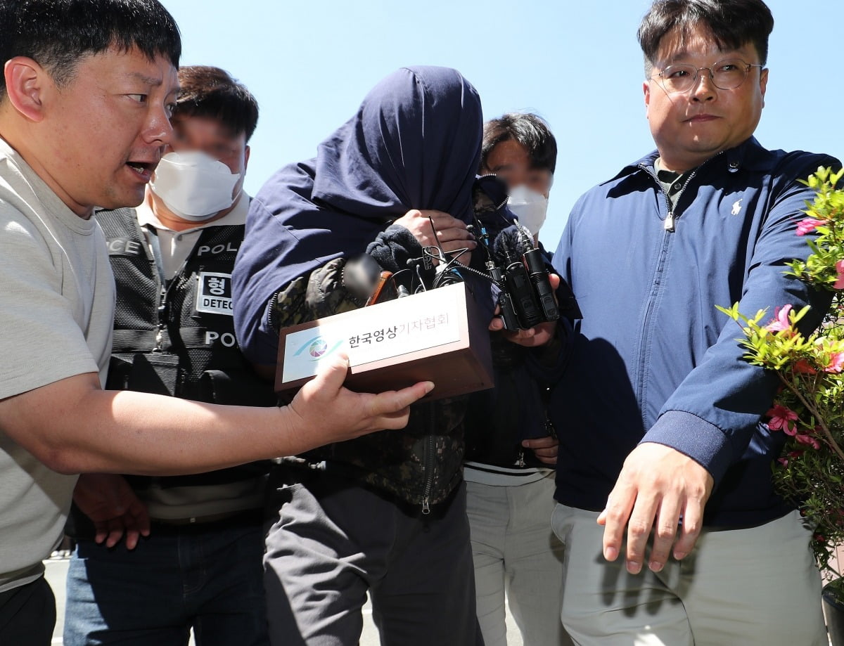 태국 파타야에서 공범들과 한국 관광객을 납치 살해한 뒤 시신을 유기한 혐의를 받는 20대 피의자 B씨가 지난 5월 경남 창원 성산구 창원지방법원에서 열린 구속 전 피의자 심문(영장실질심사)에 출석하고 있다. /사진=뉴스1