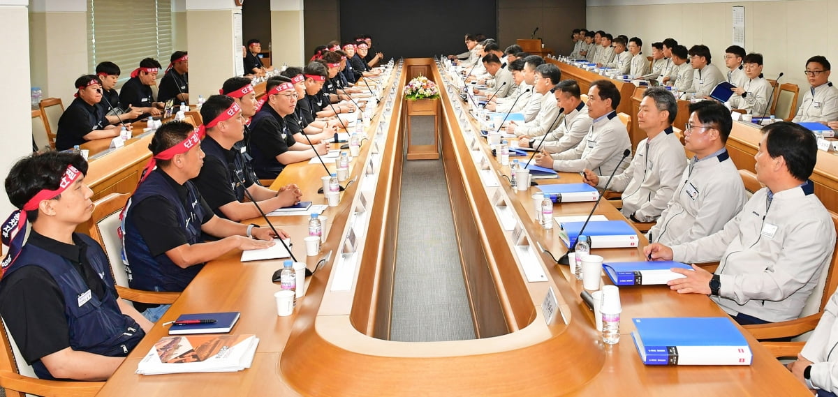 현대자동차 노사 관계자들이 현대차 울산공장 본관 동행룸에서 2024년 임금협상 교섭 상견례를 하고 있다./사진=뉴스1