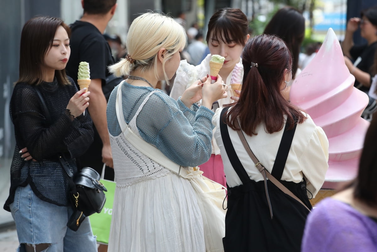 서울 중구 명동거리에서 외국인 카지노 꽁머니 지급이 아이스크림을 먹으며 더위를 식히고 있다. 사진=뉴스1