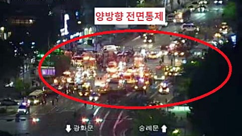 1일 오후 9시 30분쯤 서울 시청역 교차로에서 차량이 인도로 돌진해 대형 사고가 발생, 현장 일대가 전면 통제되고 있다. (서울교통정보포털 캡처) 사진=뉴스1
