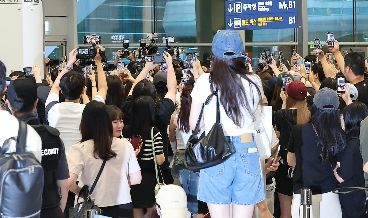 변우석의 경호업체는 지난 12일 공항 라운지를 이용하는 다른 이용객에게 강한 플래시를 쏘고 이용객 일부에게 여권 제시를 요구하며 과잉 경호를 해 공항 이용객들에게 불편을 샀다. 이에 변우석의 소속사와 경호업체는 사과했지만, 인천국제공항 측이 사전 협의가 없이 진행됐다는 입장을 전해 다시 논란이 확산했다. /사진=뉴스1