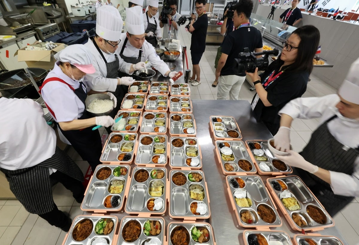 선수촌 식단 불만 폭주…한국 대표팀은 '고기도시락' 먹는다 [2024 파리올림픽]