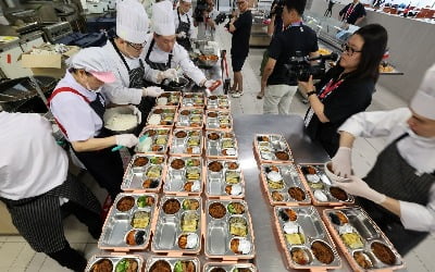 선수촌 식단 '불만 폭주'…韓대표팀은 '고기 도시락' 먹는다 [2024 파리올림픽]