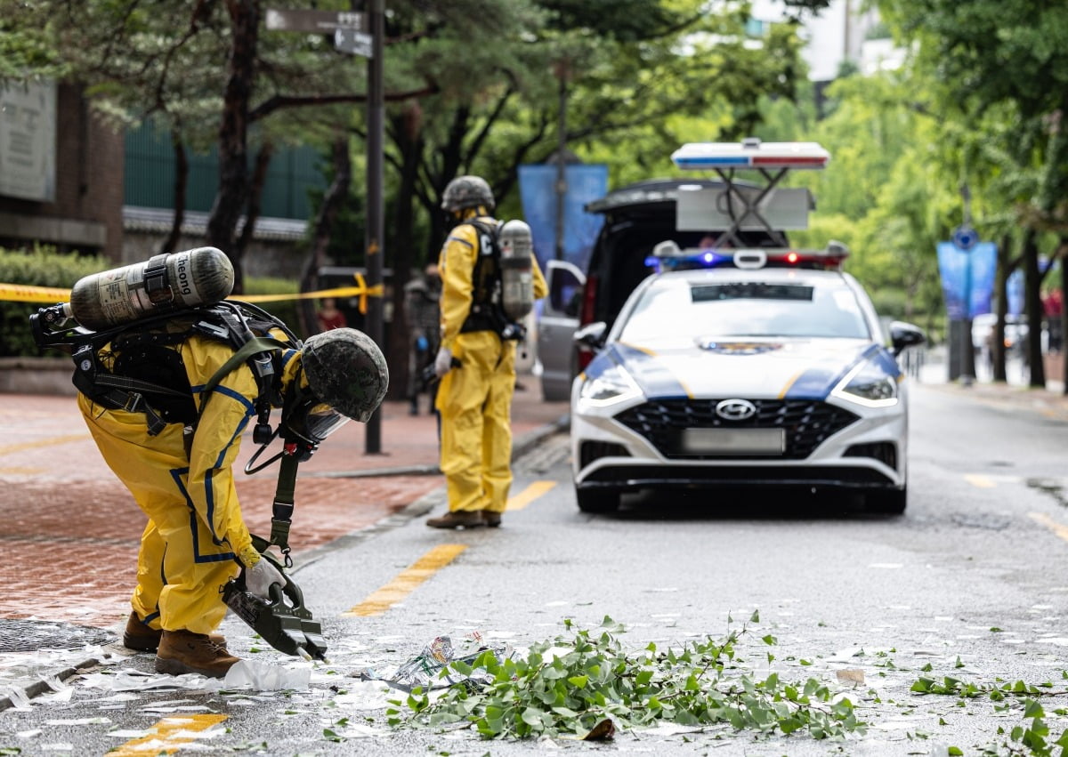 북한이 대남 오물풍선을 살포한 24일 오전 서울 중구 정동길 인근에서 군 장병들이 내용물을 치우기 전 화생방 장비로 검측하고 있다. /사진=뉴스1