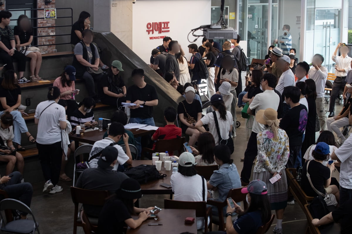  25일 서울 강남구 위메프 본사가 '정산 지연 사태'로 환불을 요구하는 고객로 붐비고 있다. 사진=뉴스1