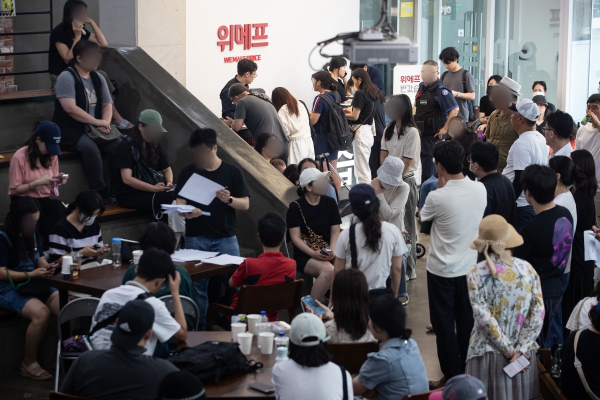 서울 강남구 위메프 본사가 '정산 지연 사태'로 환불을 요구하는 고객들로 붐비고 있다. 사진=뉴스1