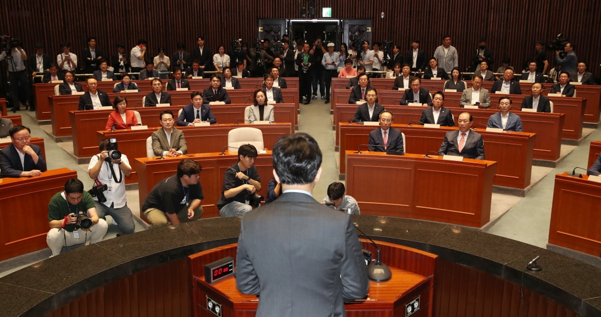 추경호 국민의힘 원내대표를 비롯한 의원들이 25일 오전 서울 여의도 국회에서 열린 의원총회에서 한동훈 대표의 발언을 듣고 있다. / 사진=뉴스1