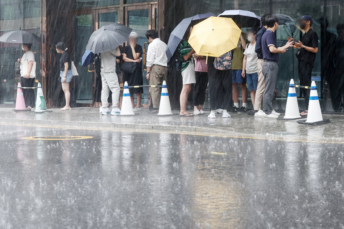 27일 오후 서울 강남구 티몬 신사옥 앞에서 '판매 대금 미정산 사태'로 피해를 입은 소비자들이 사측에 환불을 요구하며 기다리고 있다. 사진=뉴스1