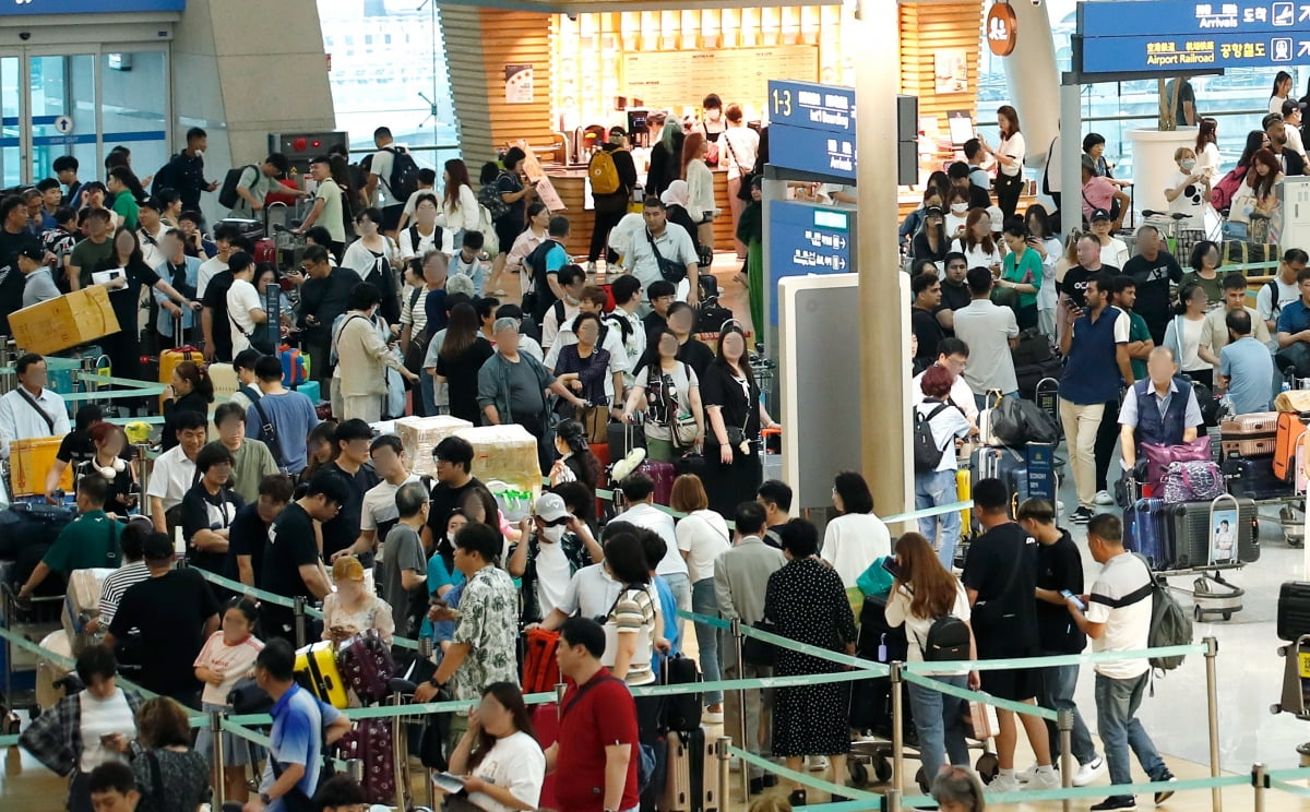 본격적인 여름 휴가철이 시작된 29일 오전 인천국제공항 1터미널이 해외탠 카지노을 떠나는 탠 카지노객들로 북적이고 있다. 사진=뉴스1