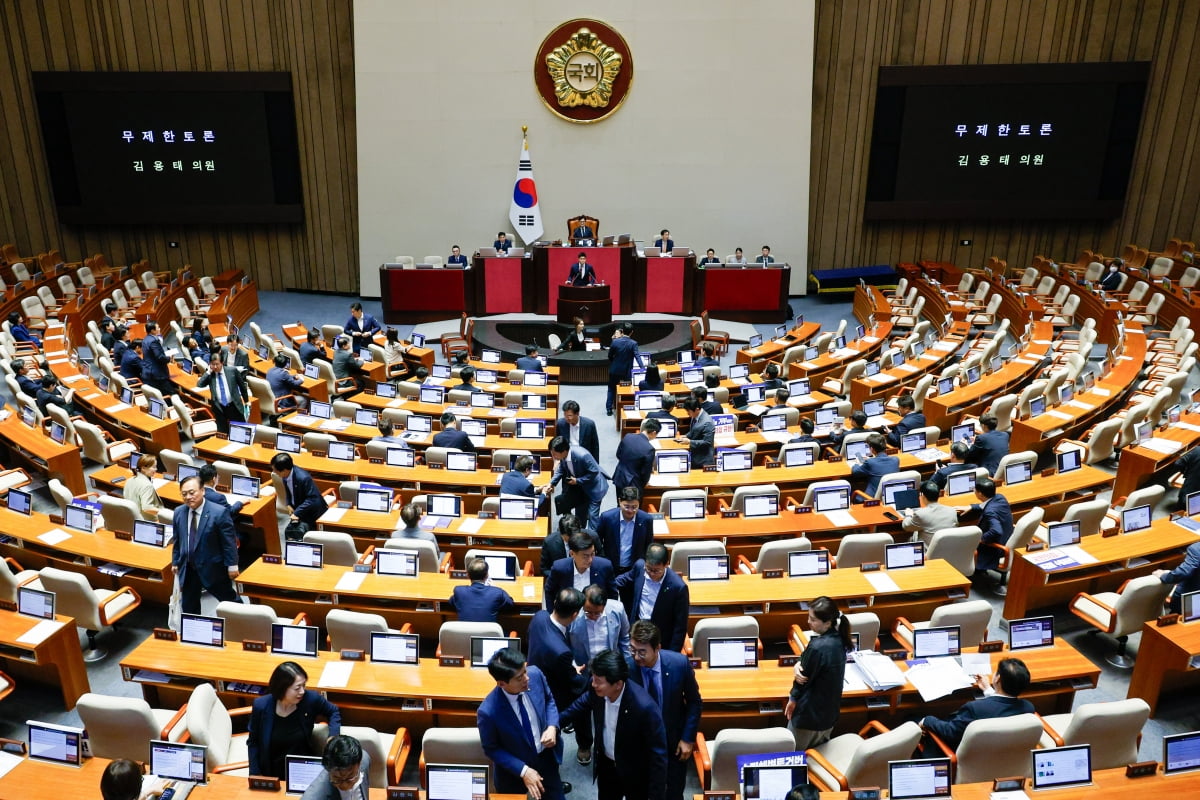 김용태 국민의힘 카지노 꽁머니 즉시지급이 29일 오전 서울 여의도 국회 본회의장에서 '방송 4법' 중 마지막 법안인 한국교육방송공사법(EBS법) 개정안에 반대하는 무제한 토론(필리버스터)을 하자 일부 야당 의원들이 퇴장하고 있다. / 사진=뉴스1