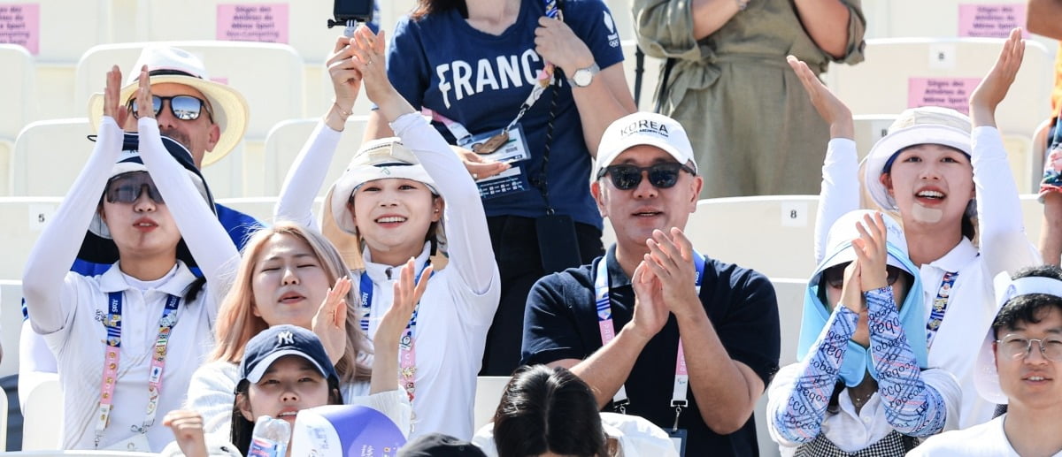 정의선 대한양궁협회장과 대한민국 여자 양궁대표팀 임시현, 남수현, 전훈영을 비롯한 선수단 관계자들이 29일(한국시간) 프랑스 파리 앵발리드에서 열린 2024 파리올림픽 양궁 남자 단체전 준결승 중국과의 경기를 찾아 한국 선수들을 응원하고 있다. 사진=뉴스1