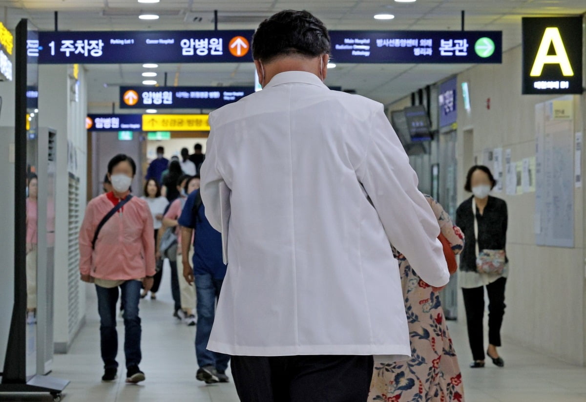 서울 시내 한 대학병원에서 의료진이 이동하고 있다. 사진=뉴스1