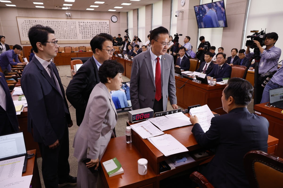 유상범 국민의힘 법사위 간사와 의원들이 31일 오전 서울 여의도 국회에서 열린 법제사법위원회 전체회의에서 정청래 법사위원장의 의사진행에 항의하고 있다. 뉴스1