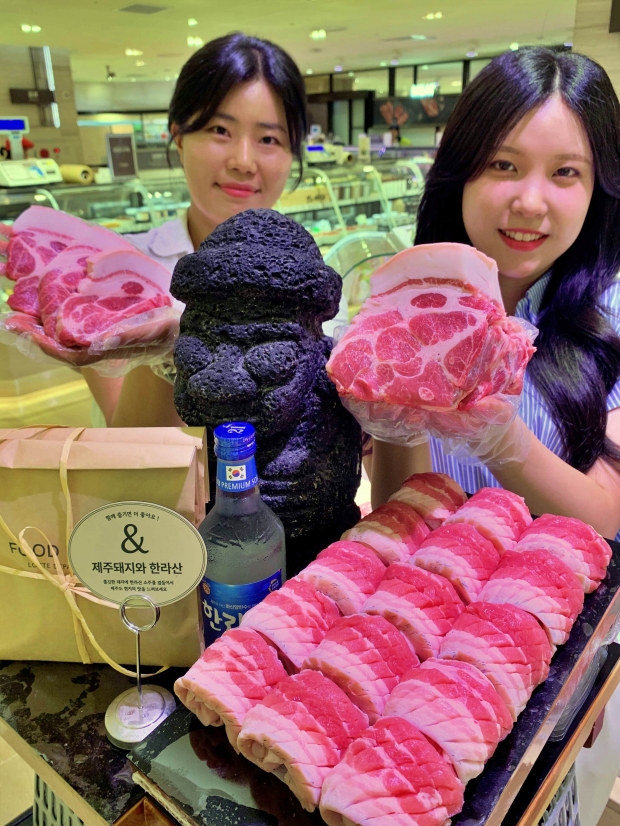 롯데백화점, 전국 돼지 중 0.1% 뿐인 제주도 순종 버크셔 흑돼지 판매!