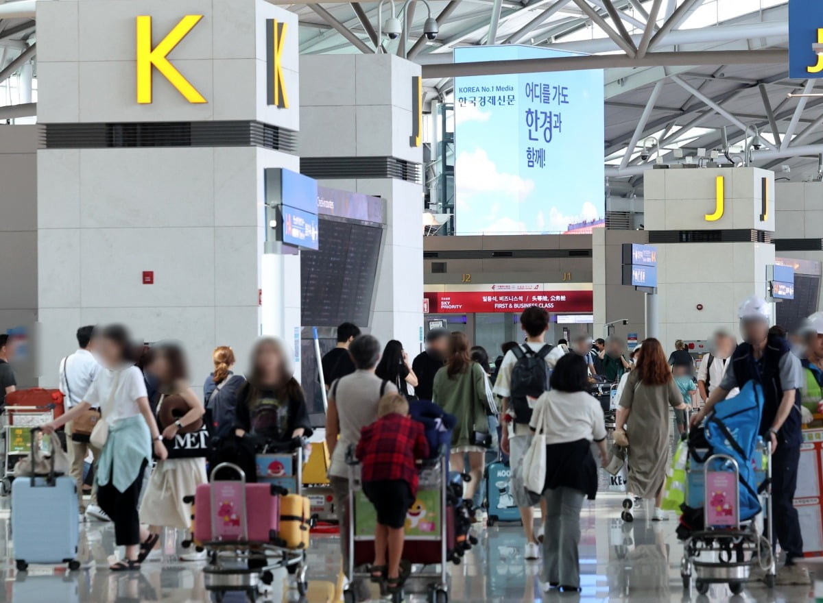 인천국제공항 출국장이 여름 휴가철을 맞아 해외여행을 떠나는 여행객들로 북적이고 있다. 사진=최혁 기자